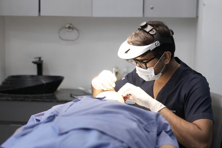 Dermatologista realizando procedimento estético minimamente invasivo